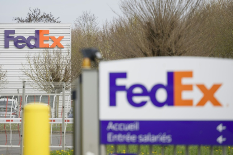 Logo FedEx, Ennery, le 24 mars 2026 ( AFP / Jean-Christophe Verhaegen )