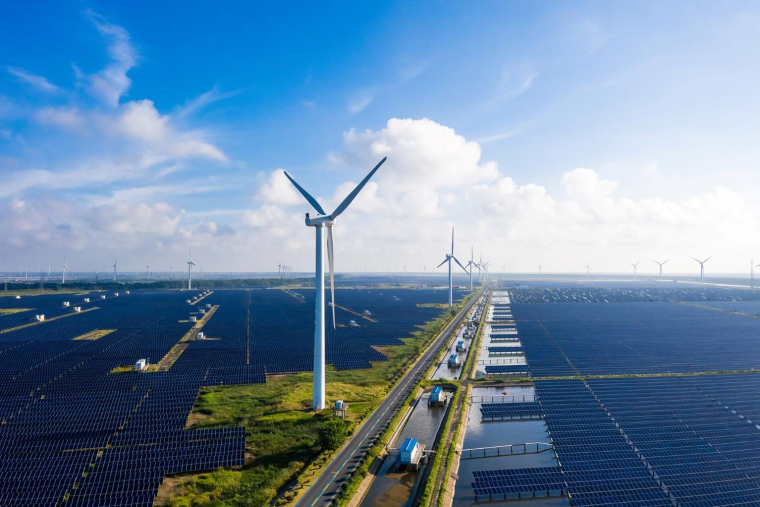 Le marché des énergies renouvelables est moins volatil que celui des énergies fossiles, et permet donc une meilleure visibilité, pour un potentiel de rendement plus sûr ( crédit photo : GettyImages )