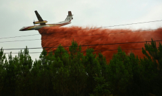 Un Dash 8 Q400 MR de la Sécurité civile largue du retardant pour éviter des reprises de feu près de Luglon, dans les Landes, le 15 août 2026 ( AFP / Gaizka IROZ )