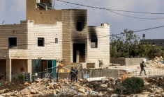 Des forces de sécurité et des colons israéliens devant la maison d'une famille palestinienne, dans le village de Jalud, en Cisjordanie, le 29 septembre 2026 ( AFP / Zain JAAFAR )