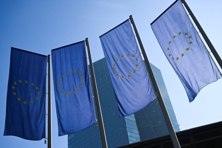 Des drapeaux de l'UE devant le siège de la Banque centrale européenne (BCE) à Francfort