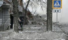 Des bâtiments résidentiels détruits après une frappe russe à Kharkiv, le 2 janvier 2026 ( AFP / SERGEY BOBOK )