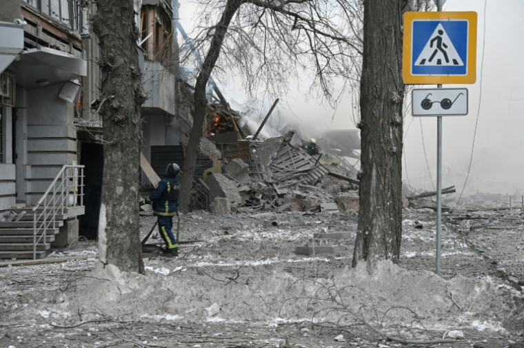 Des bâtiments résidentiels détruits après une frappe russe à Kharkiv, le 2 janvier 2026 ( AFP / SERGEY BOBOK )