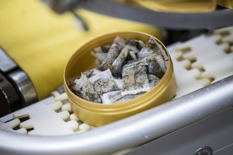 Une boîte de snus, un produit du tabac sans fumée à placer sous la lèvre supérieure, sur une ligne de production d'une usine à Göteborg, le 17 octobre 2023 en Suède ( AFP / Jonathan NACKSTRAND )