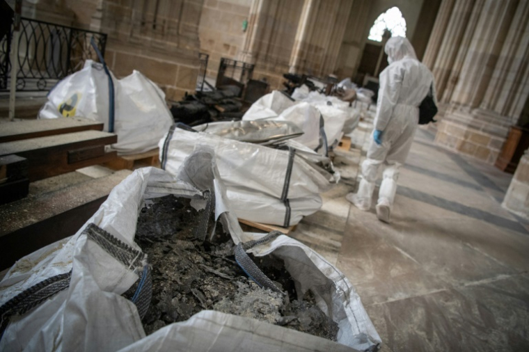 Un employé de la Direction régionale des affaires culturelles (Drac) dans la cathédrale Saint-Pierre-et-Saint-Paul de Nantes, le 30 juin 2021, endommagée par un incendie volontaire en juillet 2020 ( AFP / LOIC VENANCE )