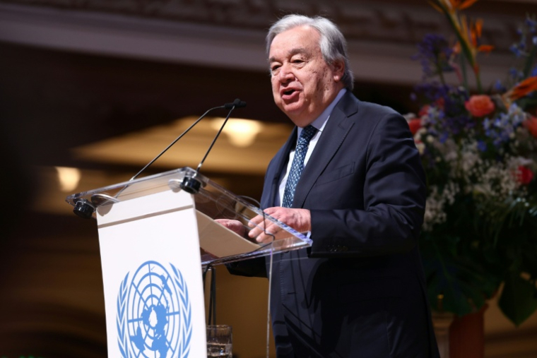 Le secrétaire général de l'ONU Antonio Guterres à Londres, le 17 janvier 2026 ( AFP / Toby Shepheard )