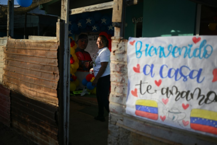 Yarelis Herrera attend l'arrivée de son fils, Edwuar Hernandez, qui a été rapatrié d'une prison au Salvador, à leur domicile à Maracaibo, au Venezuela, le 22 juillet 2025 ( AFP / Federico PARRA )