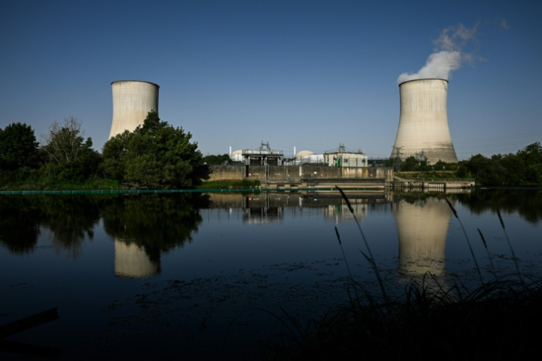 Les deux tours de refroidissement de la centrale nucléaire de Civaux, dans la Vienne, le 24 juin 2026 ( AFP / Philippe LOPEZ )