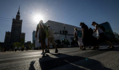 Des piétons dans une rue de Varsovie, le 27 juin 2026 en Pologne, lors d'une vague de chaleur en Europe ( AFP / Wojtek RADWANSKI )
