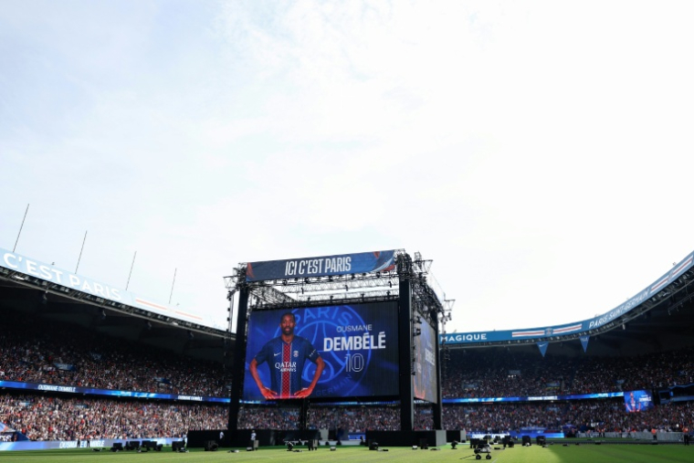 Les supporteurs du PSG rassemblés au parc des Princes pour la finale de la Ligue des Champions le 30 mai 2026, à Paris ( AFP / Kenzo TRIBOUILLARD )