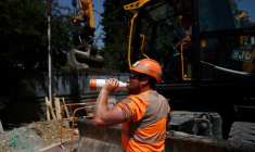 Un ouvrier travaille sur un chantier, à Nantes