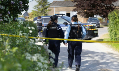 Des gendarmes devant la ferme où travaillait Manon Relandeau, disparue avec son bébé depuis le 27 mars, le 21 avril 2026 à Saint-Etienne de Montluc, en Loire-Atlantique ( AFP / Fred TANNEAU )
