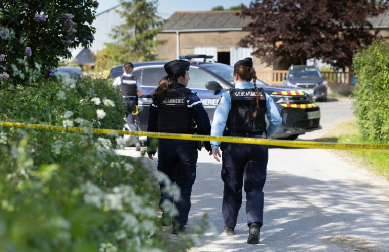 Des gendarmes devant la ferme où travaillait Manon Relandeau, disparue avec son bébé depuis le 27 mars, le 21 avril 2026 à Saint-Etienne de Montluc, en Loire-Atlantique ( AFP / Fred TANNEAU )