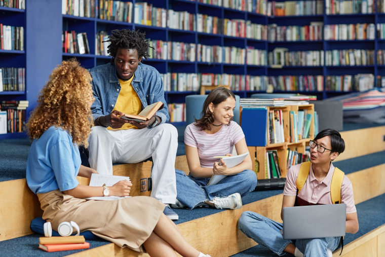 42% des jeunes disent avoir pratiqué avec leurs proches une activité culturelle réservée avec le Pass culture. (crédit : Adobe Stock)