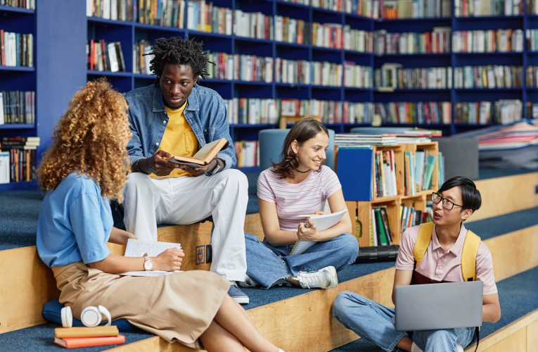 42% des jeunes disent avoir pratiqué avec leurs proches une activité culturelle réservée avec le Pass culture. (crédit : Adobe Stock)