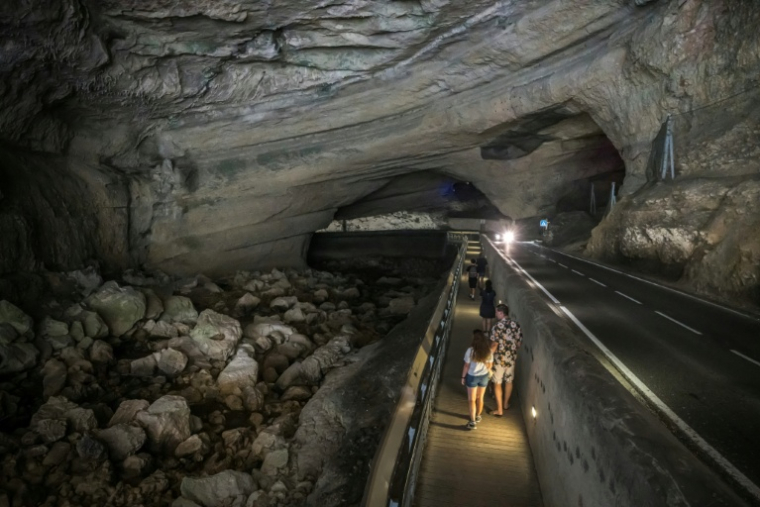 Des visiteurs dans la grotte du Mas d'Azil, en Ariège, le 5 août 2026  ( AFP / Ed JONES )