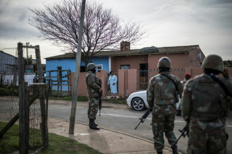 Des soldats des Forces de défense nationale sud-africaines (SANDF) montent la garde lors d’une patrouille conjointe avec des agents du Service de police sud-africain dans le township de Pellsrus, à Jeffreys Bay, le 18 juillet 2026 ( AFP / MARCO LONGARI )