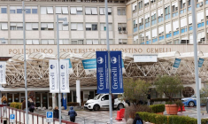 Des personnes marchent devant l'hôpital Gemelli où le pape François est hospitalisé à Rome
