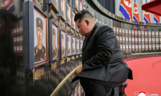 Photo non datée publiée par l'agence de presse officielle nord-coréenne KCNA, le 22 août 2025, du dirigeant nord-coréen Kim Jong-un agenouillé devant des portraits de soldats morts au combat pour la Russie contre l'Ukraine, lors d'une cérémonie au siège du Parti des travailleurs de Corée à Pyongyang ( KCNA VIA KNS / STR )