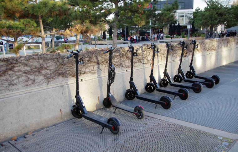 L'accidentologie liée aux trottinettes augmente très vite et la plupart des conducteurs ne sont pas assurés. Ce qui est pourtant obligatoire. (Crédits: © savoieleysse - stock.adobe.com)