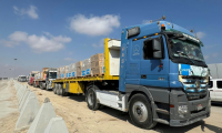 Des camions transportant de l'aide humanitaire attendent d'être autorisés à traverser dans le sud de la bande de Gaza, le 28 juillet 2025 ( AFP / - )
