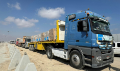 Des camions transportant de l'aide humanitaire attendent d'être autorisés à traverser dans le sud de la bande de Gaza, le 28 juillet 2025 ( AFP / - )