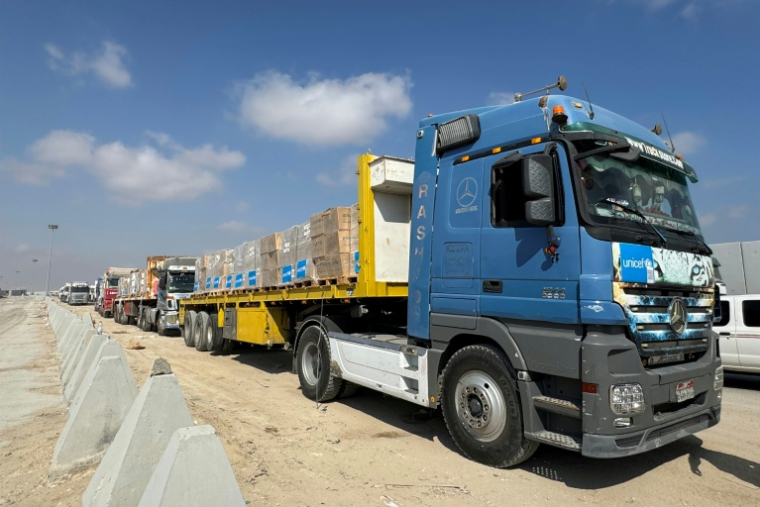File de camions chargés d'aide humanitaire à Rafah, à la frontière entre l'Egypte et la bande de Gaza, le 28 juillet 2025 ( AFP / - )