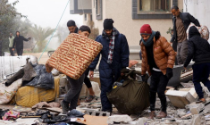 Des Palestiniens transportent des effets personnels sur le site d'une frappe israélienne à Rafah