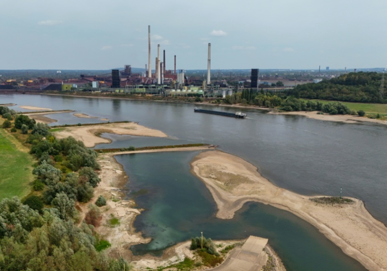 Le lit partiellement asséché du Rhin, au niveau du haut-fourneau Schwelgern des aciéries de Thyssenkrupp Steel Europe AG à Duisbourg, dans l’ouest de l’Allemagne, le 3 août 2026 ( AFP / Ina FASSBENDER )