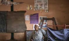Une électrice quitte l'isoloir après avoir voté pour l'élection présidentielle dans une école primaire servant de bureau de vote à Cotonou (Bénin), le 12 avril 2026 ( AFP / OLYMPIA DE MAISMONT )