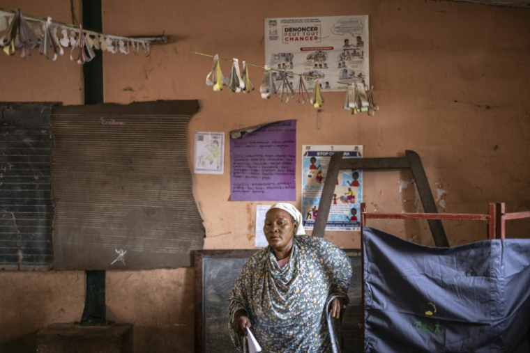 Une électrice quitte l'isoloir après avoir voté pour l'élection présidentielle dans une école primaire servant de bureau de vote à Cotonou (Bénin), le 12 avril 2026 ( AFP / OLYMPIA DE MAISMONT )
