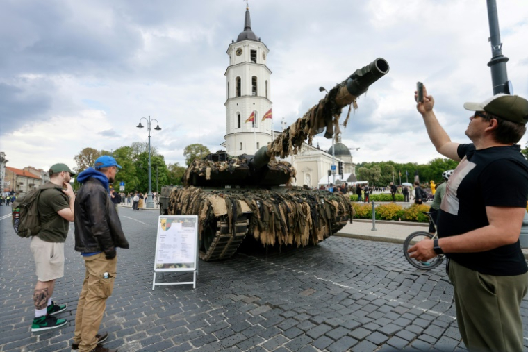 Un char d'assaut allemand Leopard 2A6 participant à une cérémonie militaire, le 22 mai 2025 à Vilnius. ( AFP / Petras Malukas )