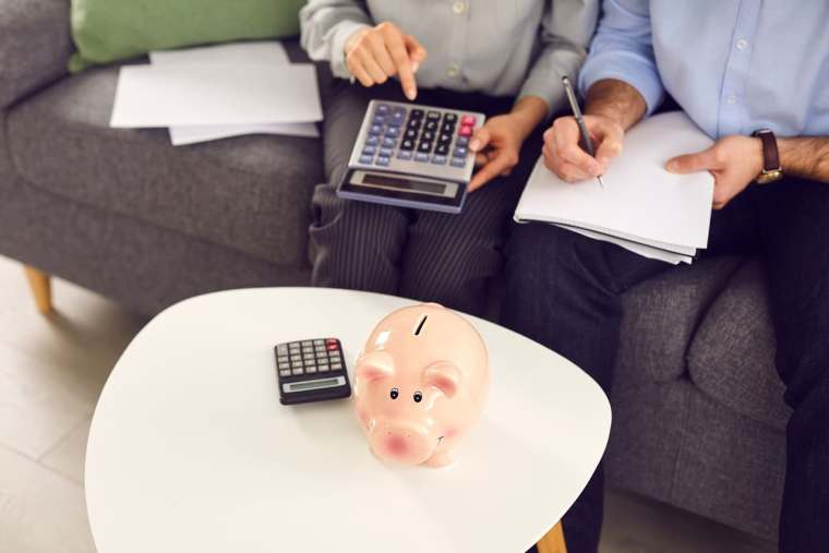 (Couple faisant ses calculs de dépenses et de budget avant d'ouvrir un compte joint. Crédits photo : Adobe Stock)