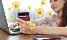 (Jeune femme rassurée par sa carte bancaire sécurisée qui la protège contre la fraude - Crédits photo : Adobe Stock)