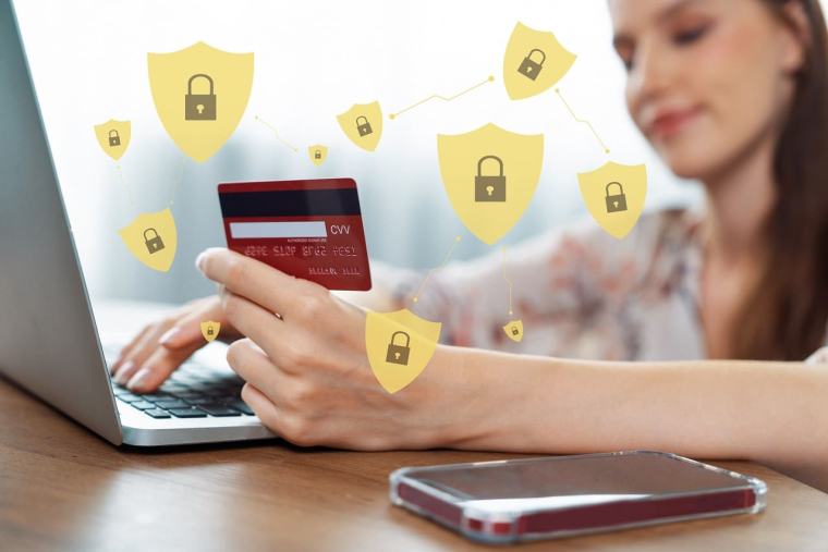 (Jeune femme rassurée par sa carte bancaire sécurisée qui la protège contre la fraude - Crédits photo : Adobe Stock)