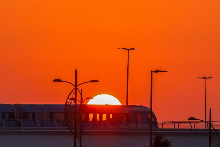 Une rame de métro s'approche de la station Expo City, lieu de la COP28, le sommet des Nations unies sur le climat à Dubaï, le 6 décembre 2023. ( AFP / KARIM SAHIB )