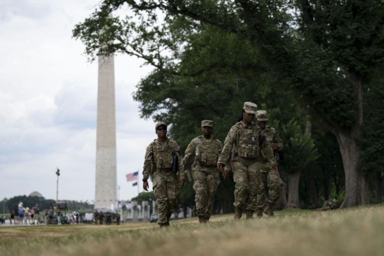 Des membres de la Garde nationale patrouillent le long du bassin réfléchissant du Lincoln Memorial à Washington, le 22 juin 2026 ( AFP / Kent Nishimura )