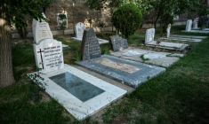Des tombes d'étrangers au cimetière britannique à Kaboul, le 22 mai 2025 en Afghanistan ( AFP / Wakil KOHSAR )