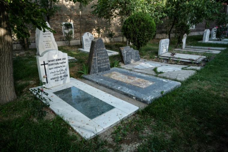 Des tombes d'étrangers au cimetière britannique à Kaboul, le 22 mai 2025 en Afghanistan ( AFP / Wakil KOHSAR )