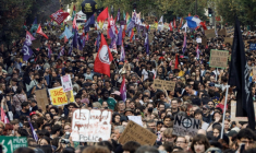 Des manifestants participent à Paris, le 20 septembre 2026, à une marche contre le projet de loi surnommé « permis de tuer », à l'appel d'une coalition incluant Amnesty International France, la Ligue des droits de l'Homme et le collectif SAVE ( AFP / GEOFFROY VAN DER HASSELT )