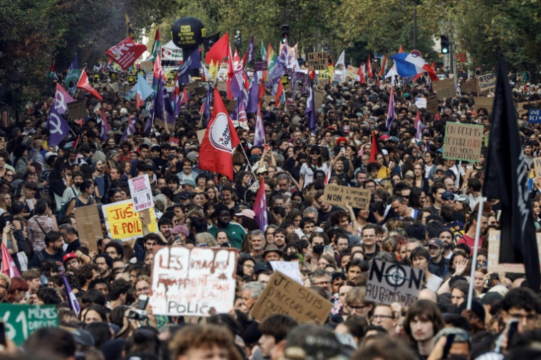 Des manifestants participent à Paris, le 20 septembre 2026, à une marche contre le projet de loi surnommé « permis de tuer », à l'appel d'une coalition incluant Amnesty International France, la Ligue des droits de l'Homme et le collectif SAVE ( AFP / GEOFFROY VAN DER HASSELT )