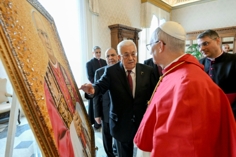 Photo prise et diffusée le 6 novembre 2025 par Vatican Media du pape Léon XIV et du président palestinien Mahmoud Abbas (c) lors d'une rencontre au Vatican ( VATICAN MEDIA / Handout )