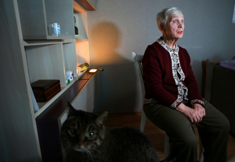 Lioudmila Vassielieva, 84 ans, à Saint-Petersbourg le 20 mai, doit être jugée pour avoir réclamé la "paix" en pleine offensive russe en Ukraine ( AFP / Olga MALTSEVA )