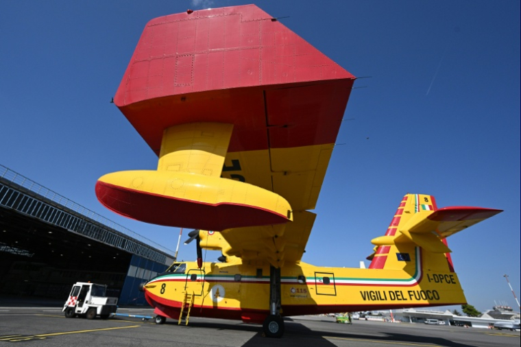 Un bombardier d’eau Canadair CL-415 de la flotte du Corps national des sapeurs-pompiers italiens, stationné sur la piste de l’aéroport de Ciampino, à Rome, le 30 septembre 2026 ( AFP / Andreas SOLARO )