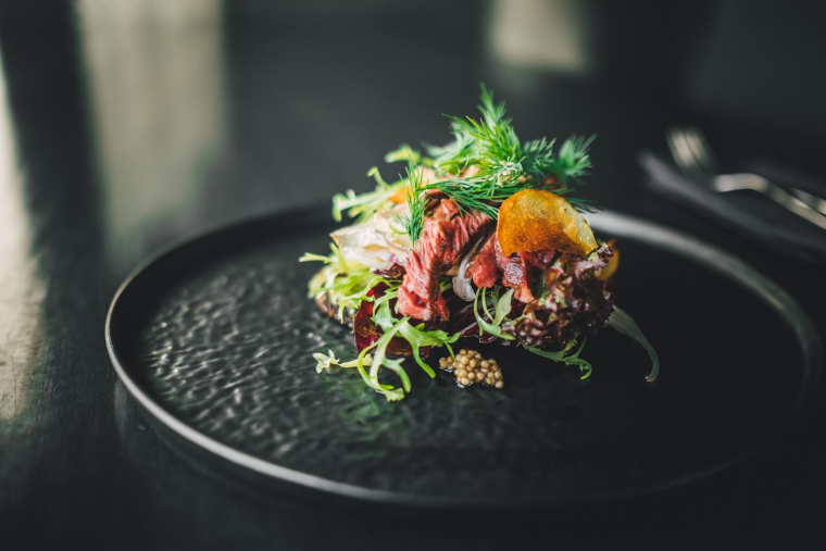 Longtemps, déjeuner à la table d’un chef étoilé était un rêve que l’on caressait en mettant des sous dans sa tirelire. crédit photo : Aleksandrs Muiznieks/Shutterstock / Aleksandrs Muiznieks