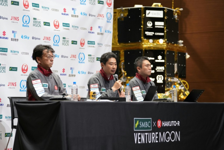 De g. à d: le directeur de la technologie d'ispace Ryo Ujiie, le fondateur et PDG Takeshi Hakamada et le directeur financier et administrateur Jumpei Nozaki en conférence de presse à Tokyo, le 6 juin 2025 ( AFP / Kazuhiro NOGI )