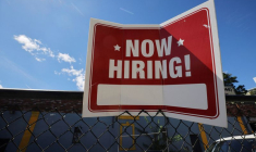 Une pancarte "Nous recrutons" affichée à Somerville