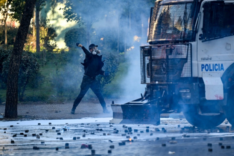 Un protestataire lance des pavés contre la police U lors d’une manifestation antigouvernementale à Tirana, le 17 octobre 2026 en Albanie ( AFP / Armend NIMANI                      )