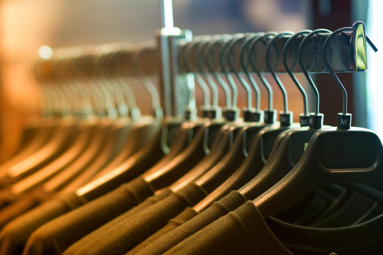 Noz revend de nombreux vêtements de marque à prix cassés. (illustration) (Pexels / Pixabay)