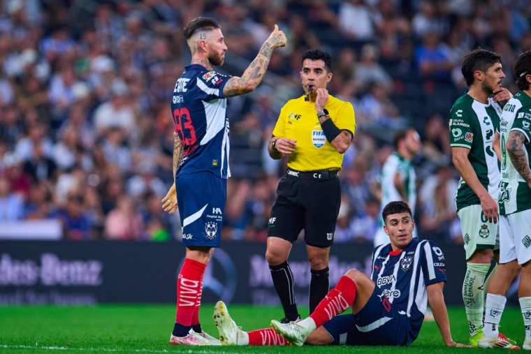 Un vilain geste et un premier carton rouge pour Sergio Ramos au Mexique